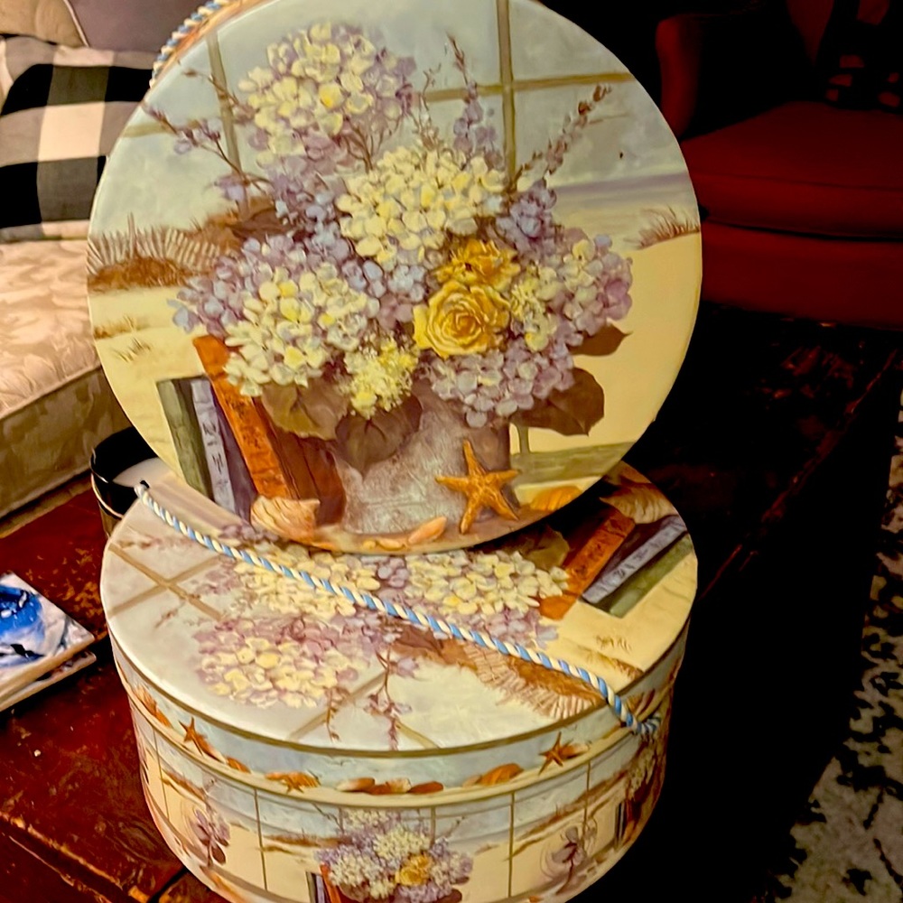 Hatboxes set of 2.. older